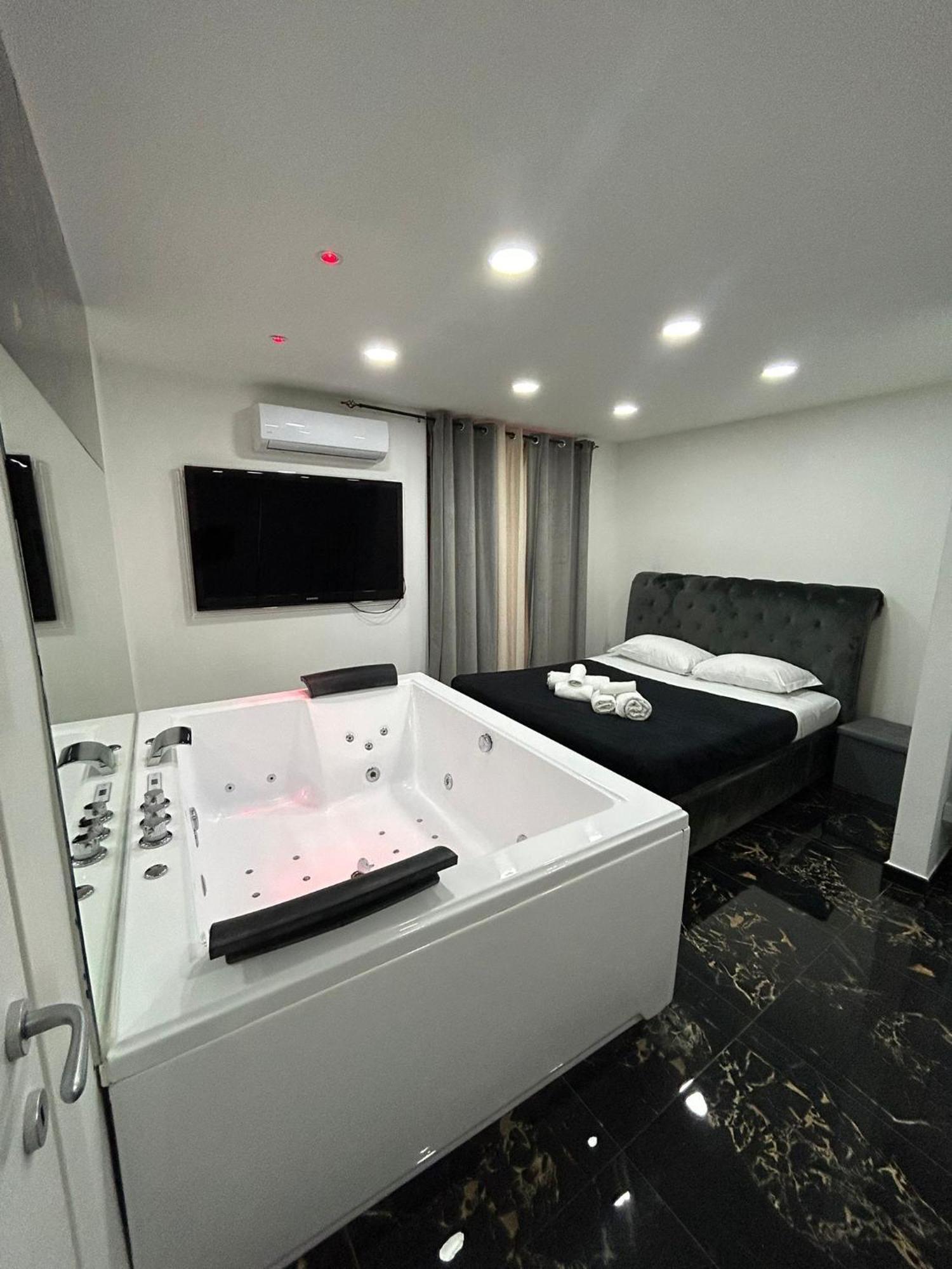 Valentino Luxury Suites ナポリ エクステリア 写真